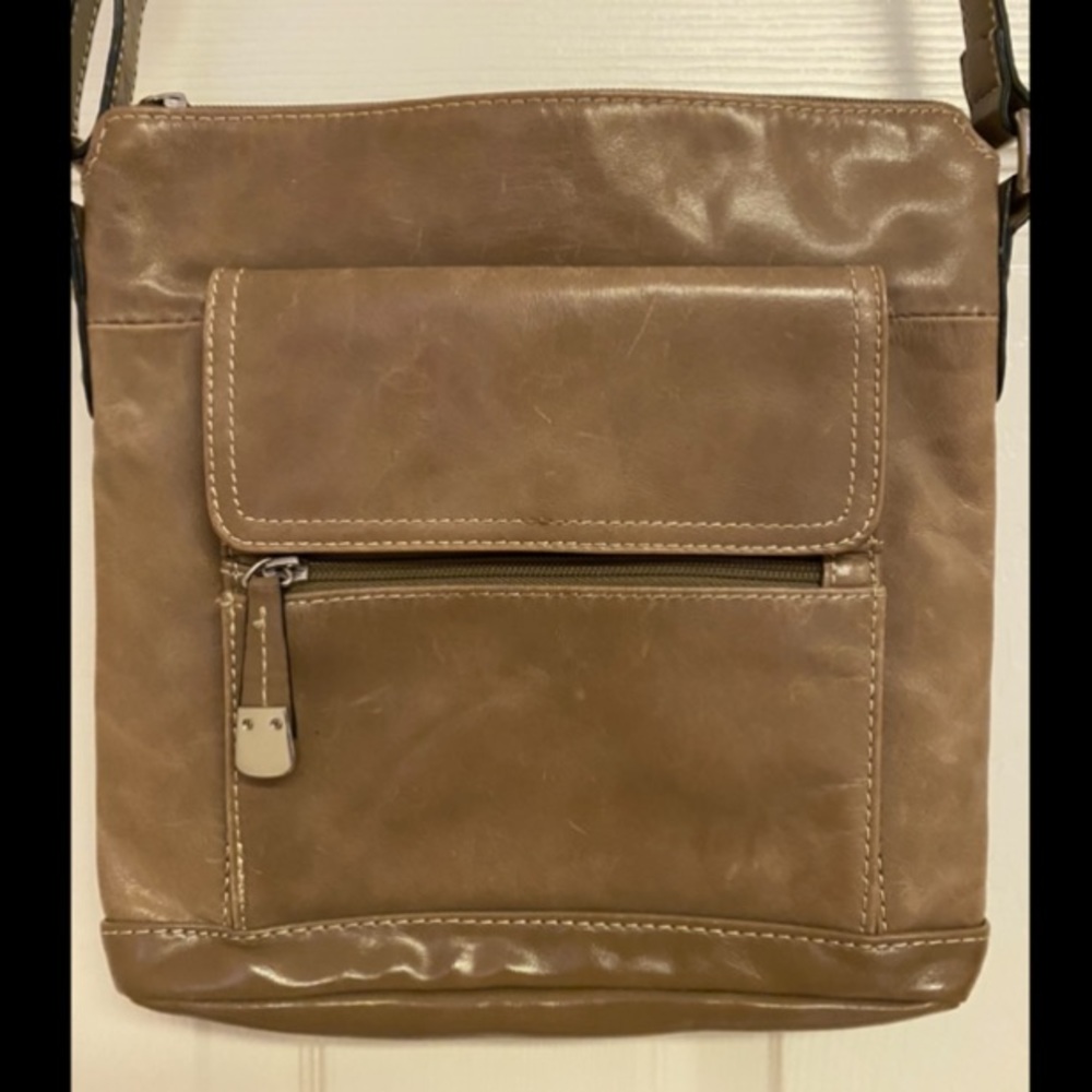 ❤️Leather Giani Bernini cross body multiple pocket handbag.GUC
